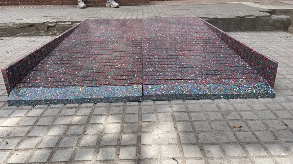 Rampa de plástico reciclado hecha con estudiantes de UTU y FADU